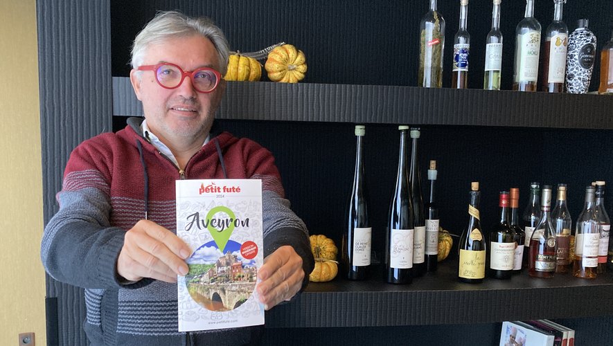 Tristan Cuche, responsable d'édition du Petit Futé Aveyron a présenté l'édition 2024 au restaurant Opéra, à Rodez.