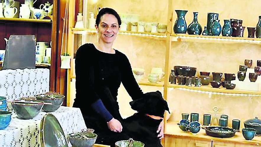 Laetitia Dhugues dans sa boutique de Peyrusse-Le-Roc.