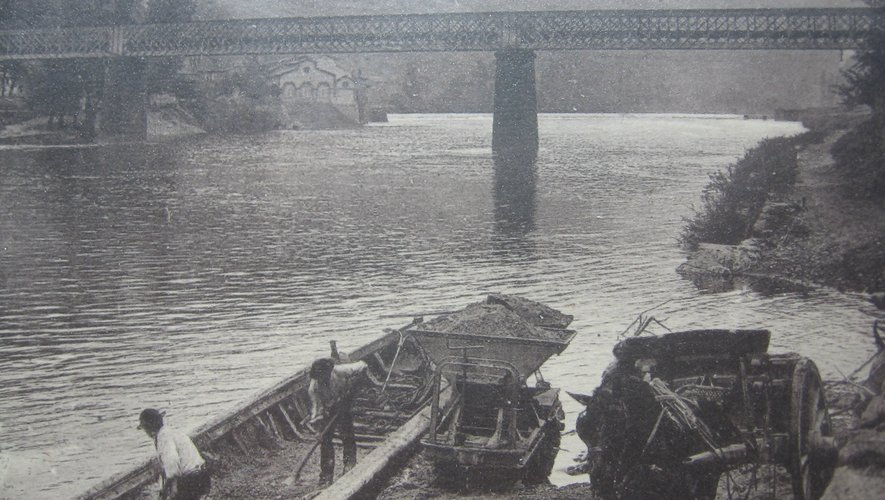 Une gabarre au port de Boisse-Penchot, fin XIXe siècle.