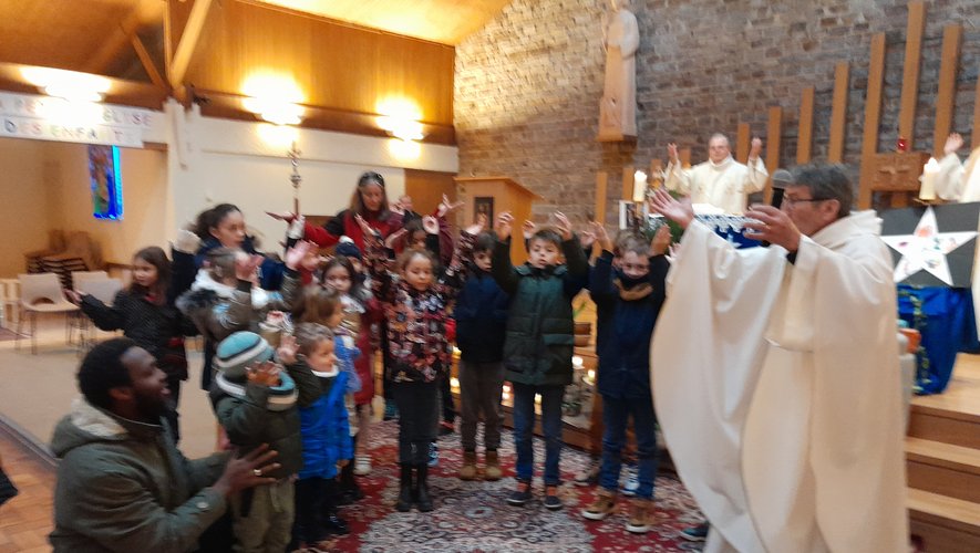 Les enfants rejoignant le père Bernard Molinier dans le choeur.
