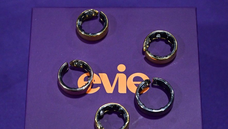 La bague Evie ne forme pas un anneau complet "pour permettre au doigt de gonfler au moment des règles par exemple", explique à l'AFP Tyla Bucher, responsable du marketing.