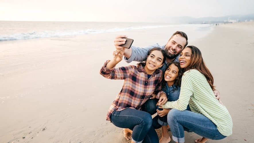 Nombreux sont les adolescents qui dissimulent leur nez sur les photos de famille pour ne pas prendre le risque de subir des moqueries de la part d'amis, de camarades ou d'abonnés.
