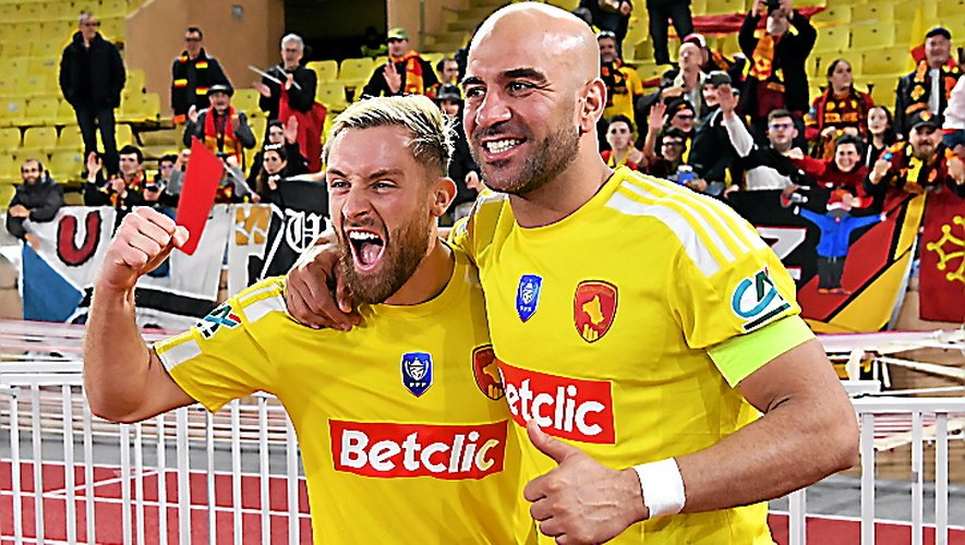 Abdennour, à droite, à côté de l'ex-capitaine Boissier après la qualification à Monaco en 2023.