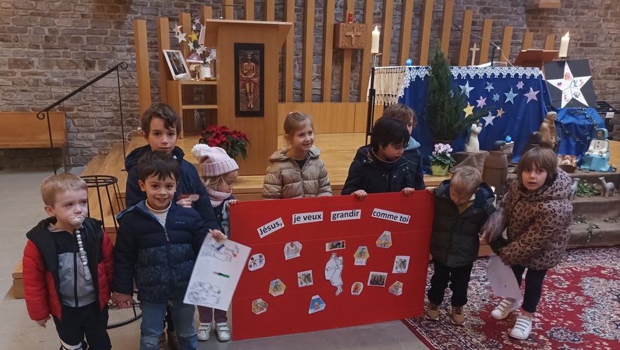 Les enfants présentant en l’église Saint-Jean, le panneau réalisé  avec les catéchistes.