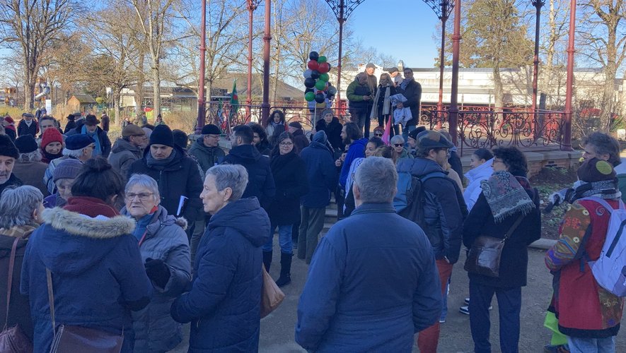 Environ 80 présentes se sont rassemblées devant le kiosque à Rodez avant de défiler en ville.
