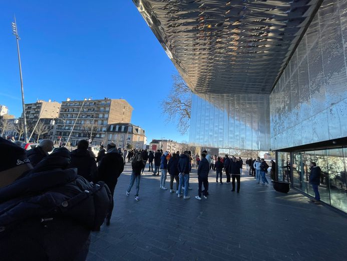 Devant la salle des fêtes, il y a déjà du monde avant 16 heures !
