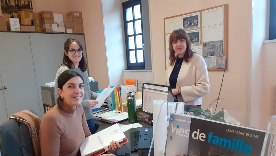 Clémentine Denoit, Ambre-Emmanuelle Garcia et Virginie Barri au service population de la mairie.