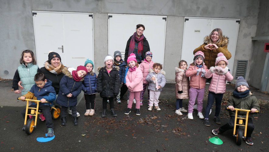 Les enfants de 3 à 6 ans jouant à l’extérieur de l’espace Saint-Exupéry.