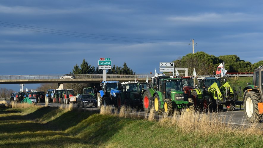 Les agriculteurs bloquent toujours des axes routiers d'Occitanie.