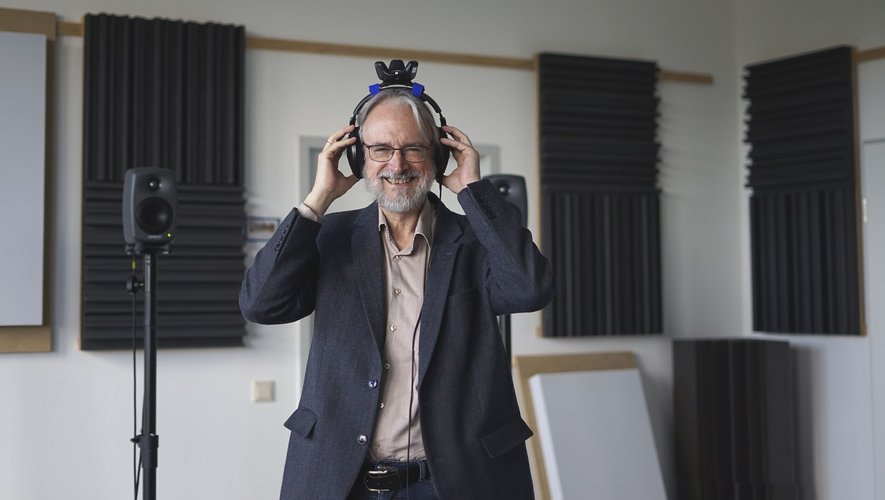 Karlheinz Brandenburg présente un prototype de casque audio dédié à la réalité augmentée.