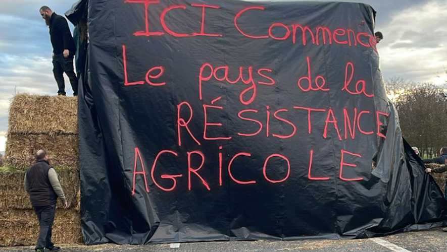 La colère des agriculteurs gagne du terrain et s'étend jusqu'en Aveyron, où un arrêté temporaire de circulation a été pris, ce 23 janvier 2024.