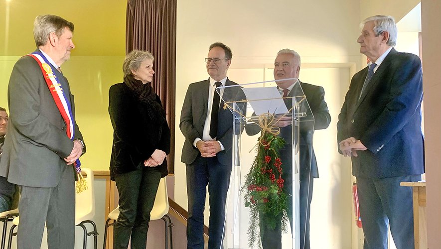Louis Boyer, ancien maire de Lacroix-Barrez reçoit l’écharpe de maire honoraire et la médaille du Sénat.