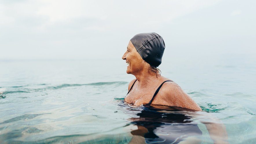 Nager en eau froide permettrait d'améliorer les symptômes physiques et mentaux associés à la ménopause, révèle une étude britannique.