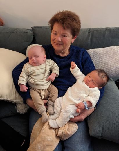 L’heureuse arrière-grand-mère avec Timéo et Benjamin.