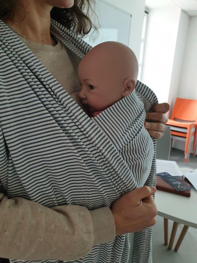 Un atelier pour les mamans  sur le portage du bébé.