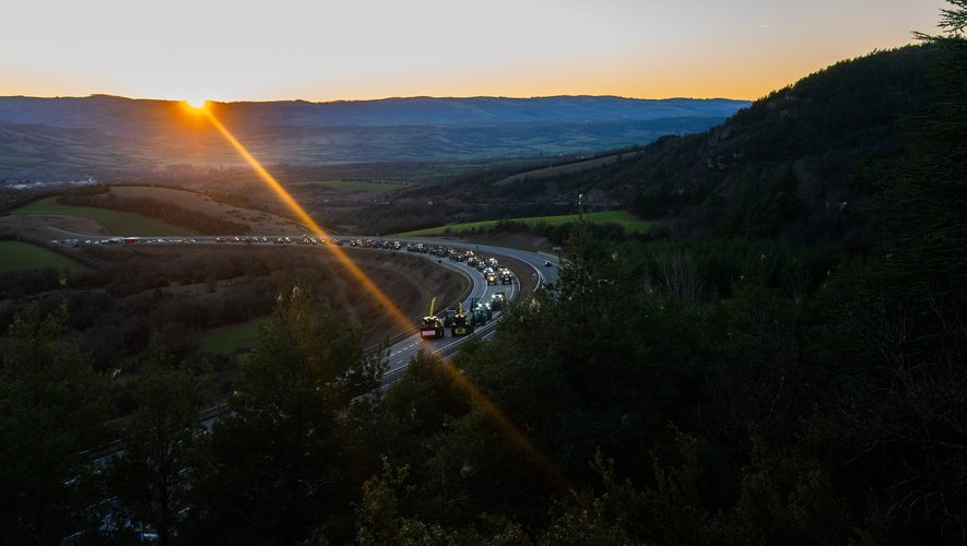 Les agriculteurs ont bloqué l'autoroute A75 en Aveyron jusqu'à la tombée de la nuit.