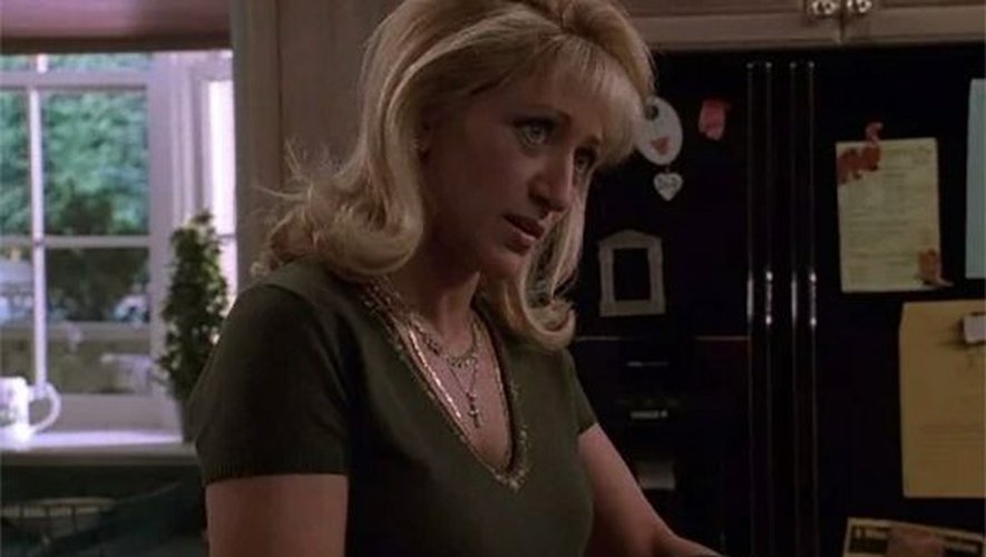 Le personnage de Carmela Soprano, tenu par Edie Falco, dans la série "Les Soprano" est souvent cité comme modèle de la 'mob wife'.