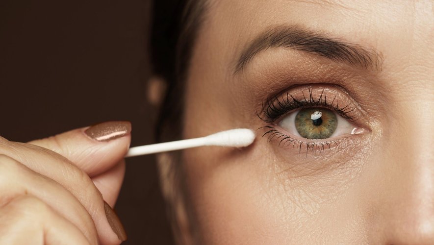 Appliquer de la vaseline à l'intérieur de l'œil pourrait causer une infection, voire des troubles de la vision.