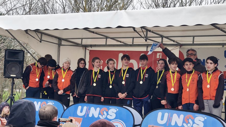 Au centre, les 5 élèves de la section APPN du collège avec leur nouveau sweat, devenus champions d’Occitanie.