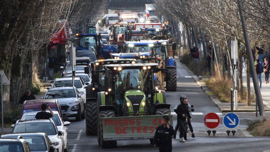 Les agriculteurs comptent converger vers Paris ce lundi.