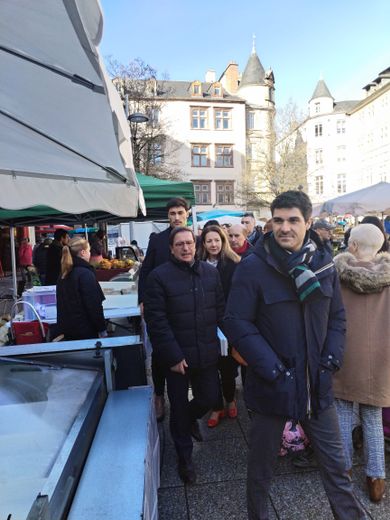 Aurélien Pradié s’est offert une balade sur le marché de Rodez.