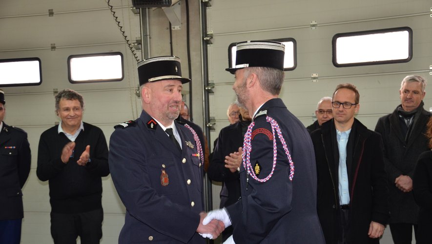 Le colonel Lecoq a remis l’insigne de chef de centre échelon or au capitaine du centre de secours marcillacois, Olivier Jarrousse.