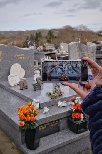 Audrey Facchin garde une photo de la sépulture pour constater au fil du temps d’éventuels dégâts.