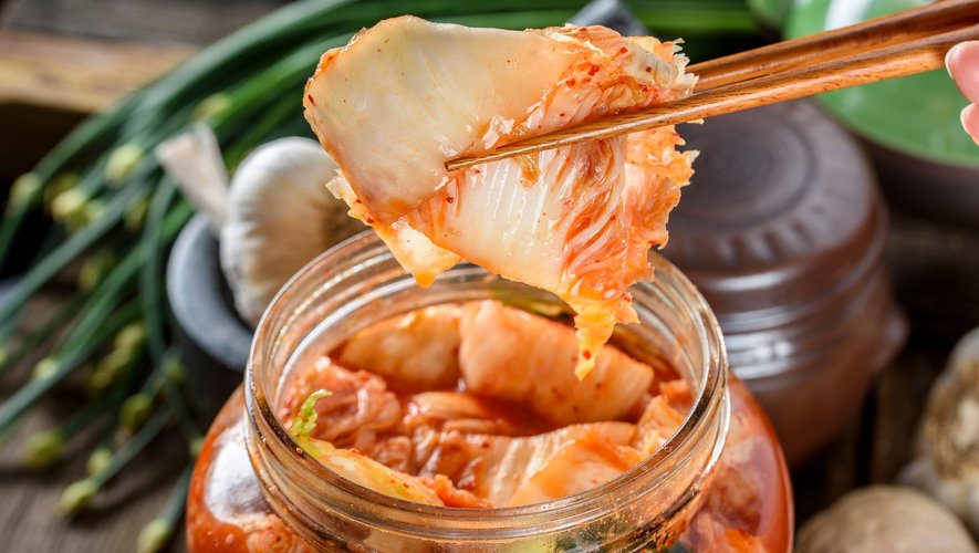 Consommer trois portions de kimchi quotidiennement pourrait réduire le risque d'obésité chez les hommes, révèle une étude.