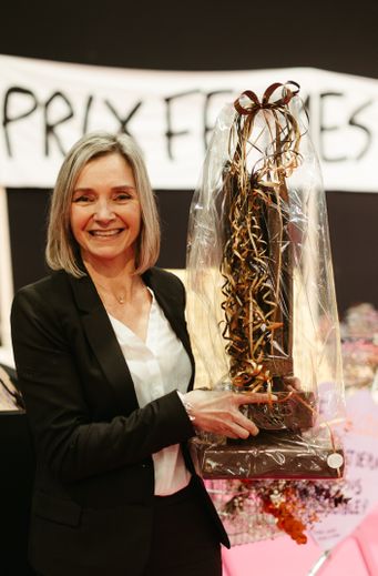 Anne Paulhe Massol a reçu son trophée, le grand prix Femmes de food, dimanche, à Toulouse.