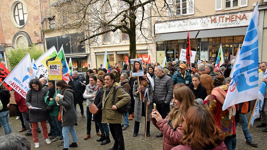 Plus d’une centaine d’enseignants se sont retrouvés, hier après-midi, devant la préfecture à Rodez.