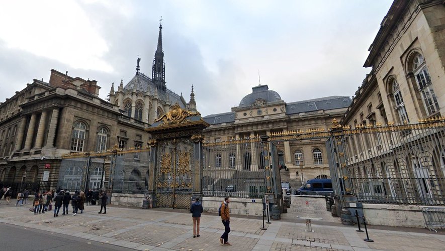 Le procès se tient à la cour d'Assises spéciale de Paris.
