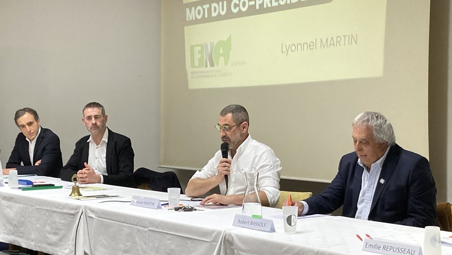 Le coprésident Lyonnel Martin, avec Christophe Bayol  (au centre) ont souligné  la bonne santé des entreprises de l’artisanat automobile,  en Aveyron.