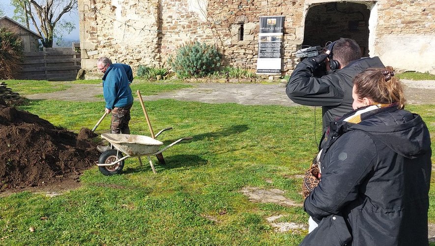 Un bénévole des Amis du château filmé en travaillant sur le jardin médiéval.