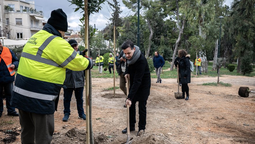 En plantant 5.000 arbres par an durant les cinq années de son mandat, le nouveau maire veut créer des "trajets frais" pour que les Athéniens puissent bénéficier de rues à l'ombre.