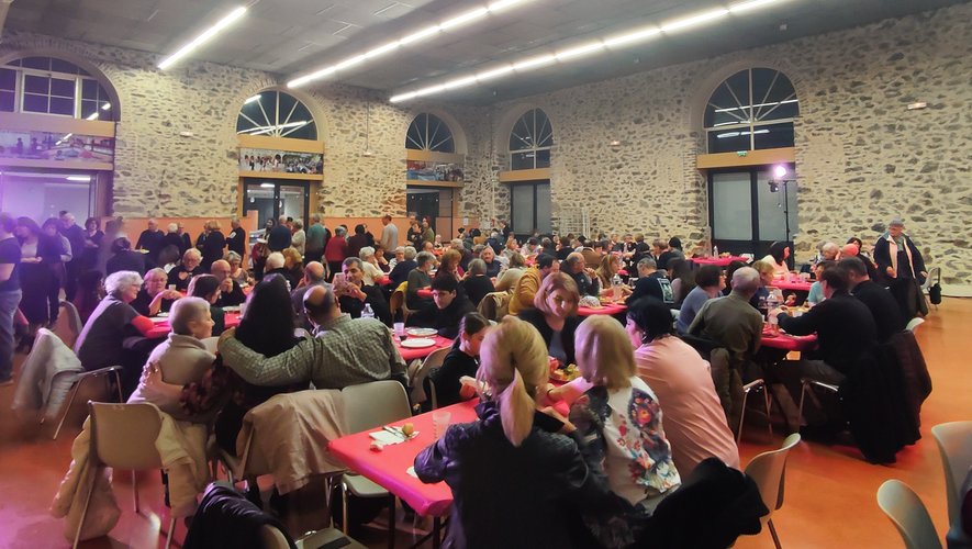 Le repas a rassemblé près de 150 personnes venues soutenir le Collectif. FEG