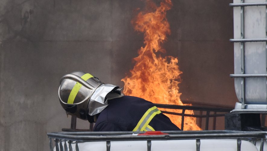 Une quinzaine de pompiers sont intervenus à Rieupeyroux pour un feu de maison, mercredi après-midi.