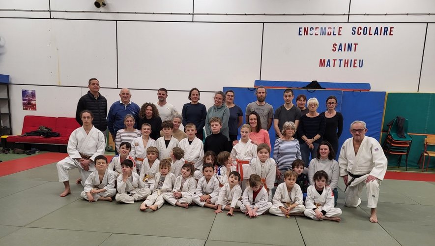 À gauche Julien Breysse, au centre les judokas et parents et à droite Roland Girbal.