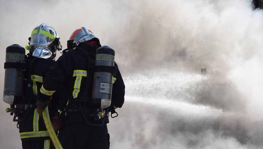 Le feu a complètement détruit le bâtiment agricole de 500 m², à La Salvetat-Peyralès.