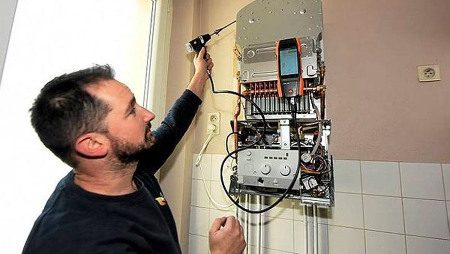 Florian Andrieu dispose d'un appareil spécial, détectant le monoxyde de carbone, lors de l'entretien des appareils.