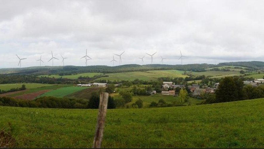 D’après un photomontage, présenté dans le dossier d’avant-projet, voici la vue sur le futur parc éolien depuis le col d’Aujols.