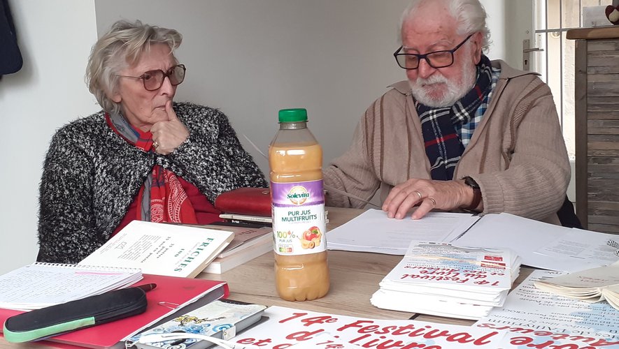 Jean et MaguySalabert, membres assidus du café poésie, entre deux poèmes, ont rappelé un évènement important : le 14e Festival du livre qui se tiendra  le 3 mars prochain, à la salle de l’Athyrium, à Onet-le-Château.