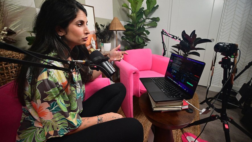 Avec plus de 450.000 abonnés sur Instagram, près de 800.000 sur TikTok, Sabrina Zohar se dit ni influenceuse, ni thérapeute.