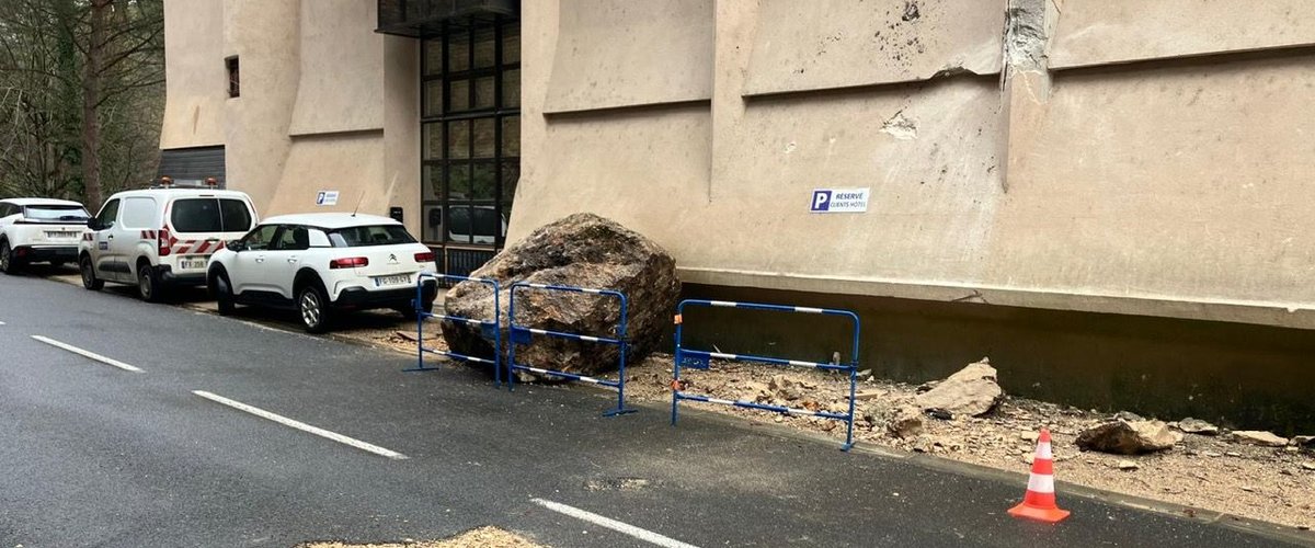 Aveyron : un bloc de calcaire d'une quinzaine de tonnes se décroche de sa paroi et percute la façade d'un hôtel