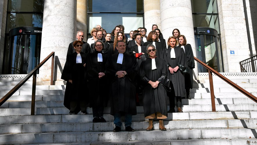 Avocats et magistrats sur les marches  du palais de justice pour Robert Badinter