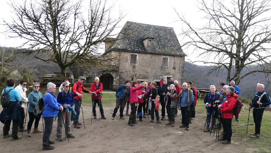 Régine expliquant aux participants l’origine première du charmant petit village médiéval de Mirabel.