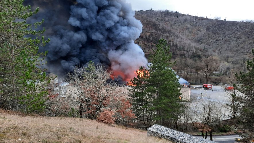 Les pompiers luttent contre les flammes sur le site de l'ex-Sopave à Viviez.