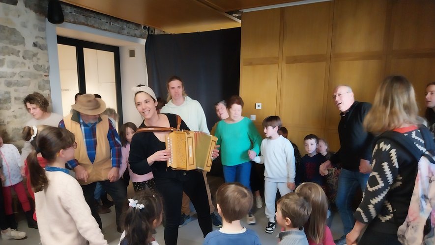 Atelier danse à La Manufacture de Villefranche, lors des semaines occitanes. La musicienne à l’accordéon.