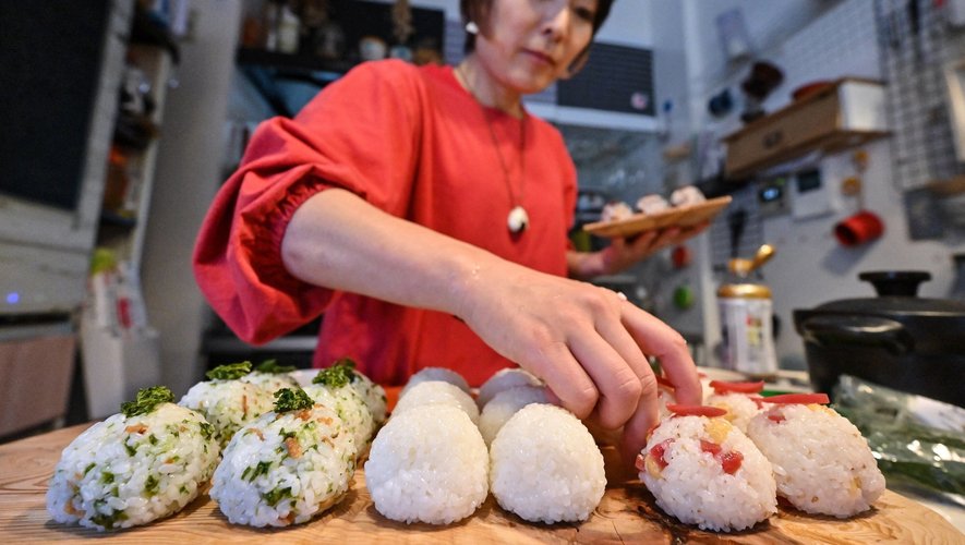 le lien des Japonais avec le onigiri et le riz en général est très profond et ancien, rappelle Miki Yamada, 48 ans, gérante de "Warai Musubi", un service de traiteur de "omusubi", autre nom de l'onigiri.