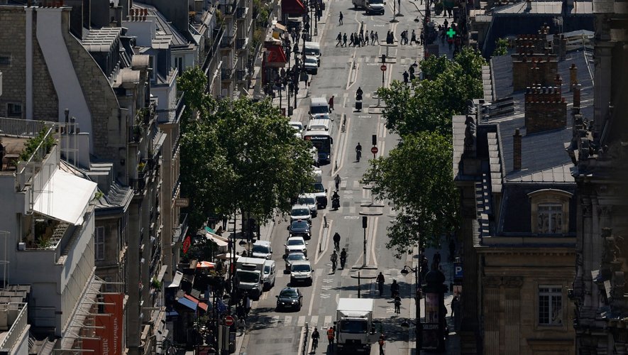 Longue de trois kilomètres, bordée par le jardin des Tuileries et le quartier du Marais, cette rue très largement réservée aux piétons, cyclistes et bus depuis mai 2020 affiche une bonne santé commerciale.