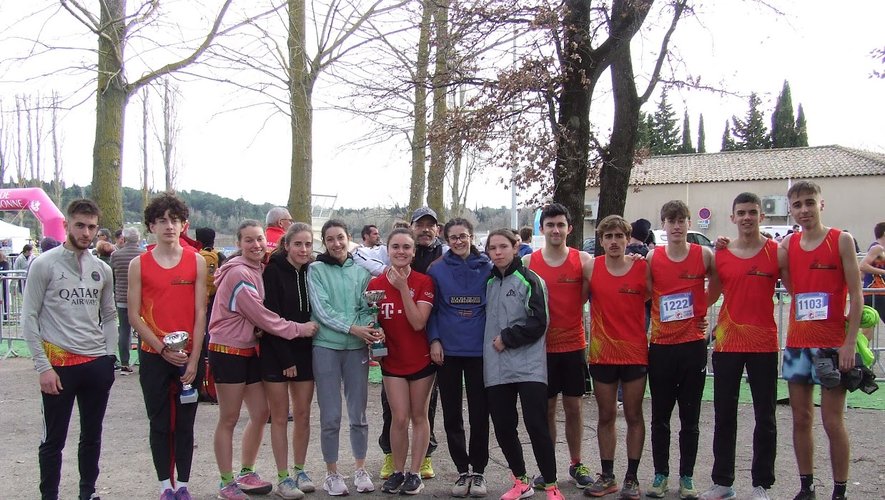 Les équipes juniors féminine et masculine du Stade Rodez athlétisme, sacrées championnes régionales de cross, dimanche.